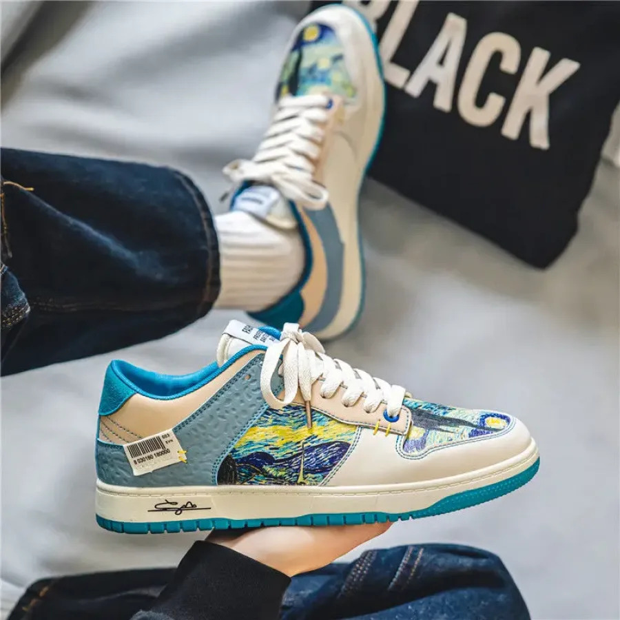 Détail du motif artistique des baskets