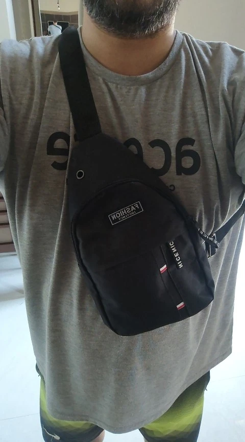 Photo d’un acheteur portant le sac noir en bandoulière