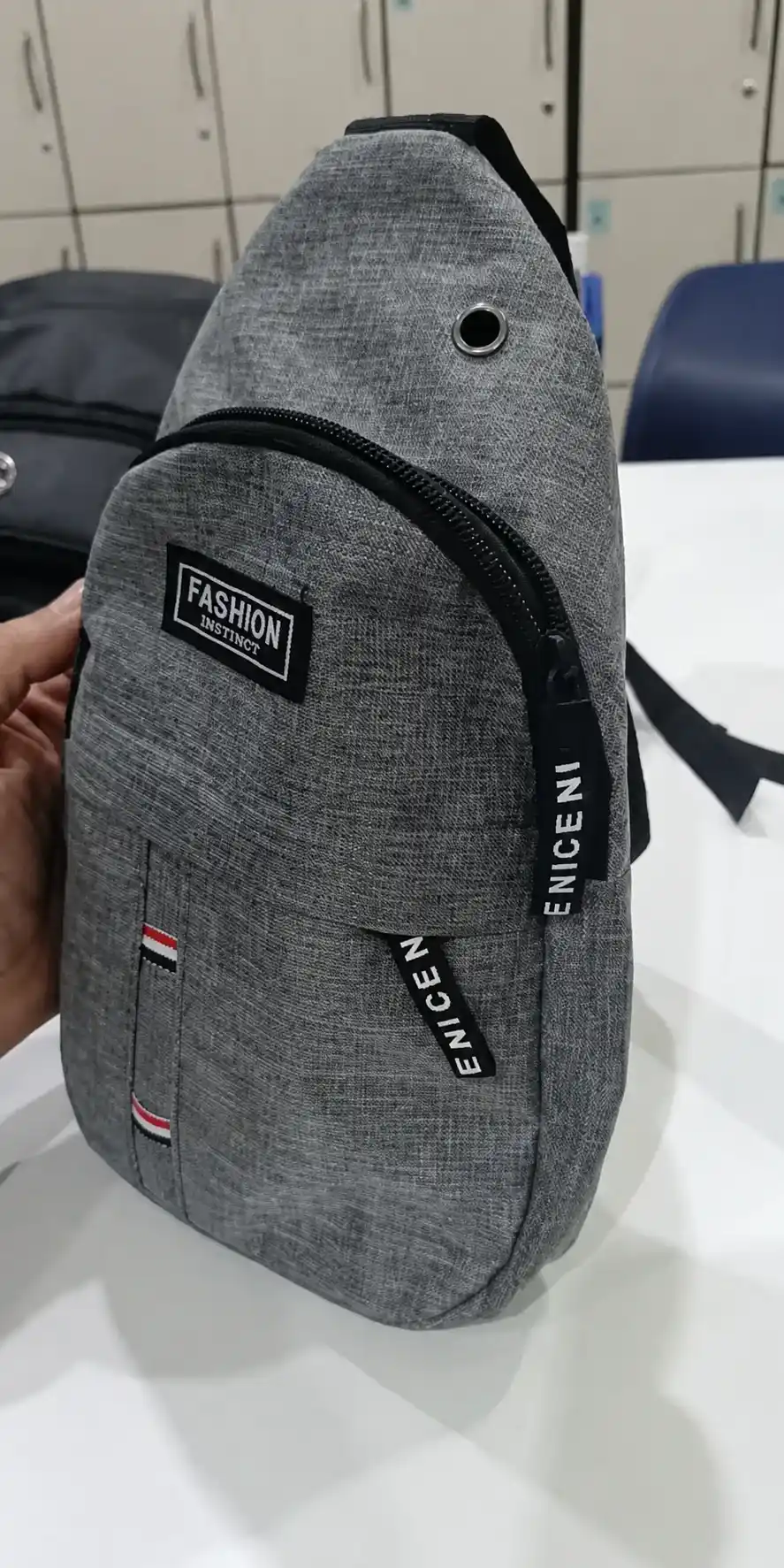 Photo d’un acheteur montrant le sac gris à la réception